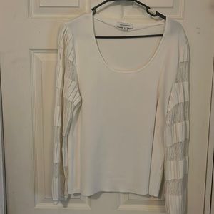 Women’s blouse with details on sleeves